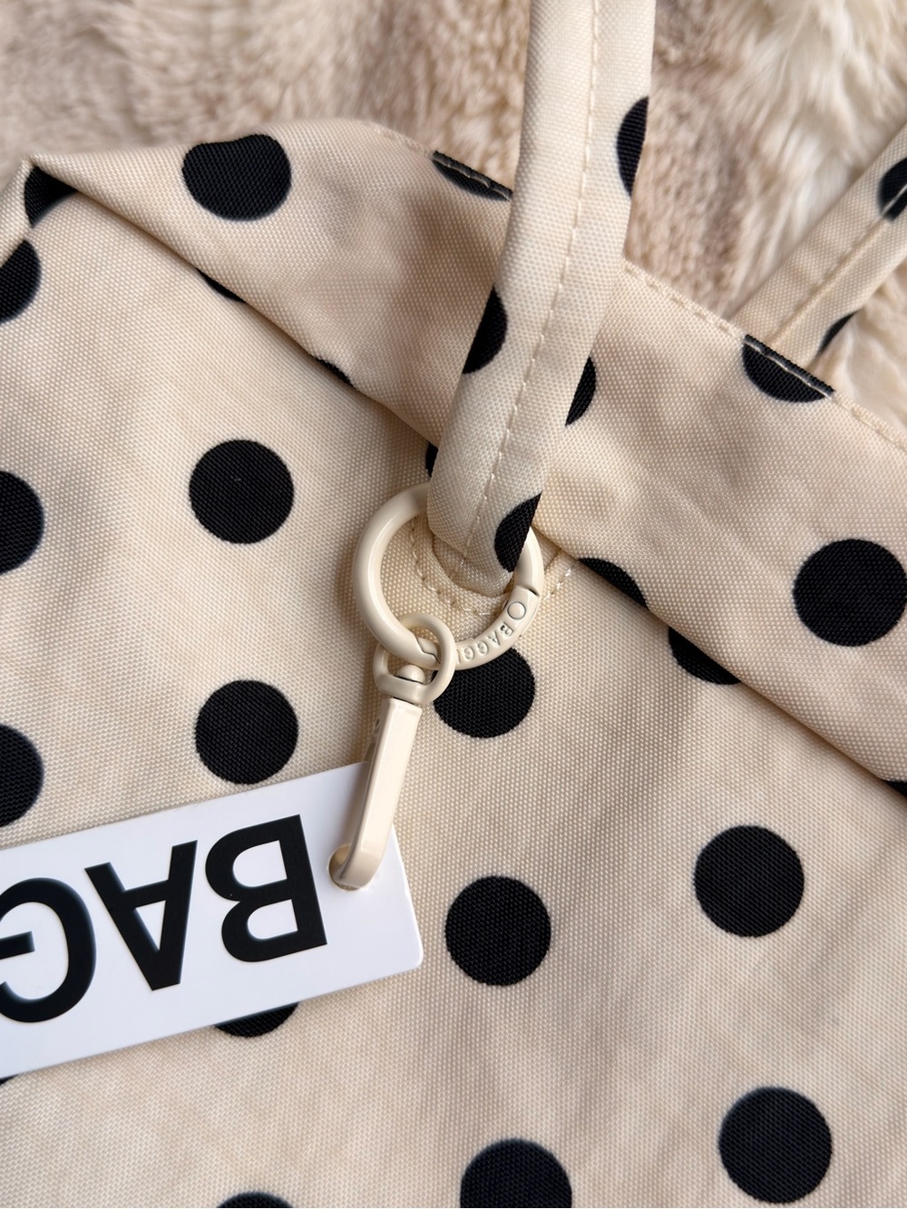 BAGGU Bowler Bag in Cream & Black Polka Dots |  UO Exclusive - Picture 4 of 4